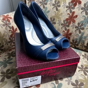 Dexflex Comfort Karie Karie open toe navy pumps.  Size 5.5
